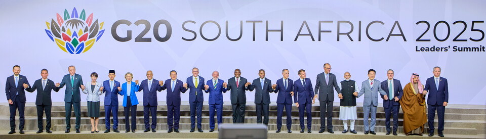 ▲ 이재명 대통령이 22일(현지시간) 남아프리카공화국 나스렉 엑스포센터에서 열린 주요 20개국(G20) 정상회의에서 G20 정상 및 국제기구 수장들과 함께 기념촬영을 하고 있다. 오른쪽부터 파블로 키르노 아르헨티나 외교부 장관, 파이살 빈 파르한 알 사우드 사우디아라비아 외무장관, 키어 스타머 영국 총리, 이재명 대통령, 나렌드라 모디 인도 총리, 프리드리히 메르츠 독일 총리, 에마뉘엘 마크롱 프랑스 대통령, 마크 카니 캐나다 총리, 주앙 로렌수 아프리카연합(AU) 의장, 올해 의장인 시릴 라마포사 남아프리카공화국 대통령, 루이스 이나시우 룰라 다시우바 브라질 대통령, 앤서니 앨버니지 호주 총리, 리창 중국 총리, 안토니우 코스타 유럽연합(EU) 정상회의 상임의장, 우르줄라 폰데어라이엔 유럽연합(EU) 집행위원장, 기브란 라카부밍 라카 인도네시아 부통령, 다카이치 사나에 일본 총리, 레제프 타이이프 에르도안 튀르키예 대통령, 에드가르 아브람 아마도르 사모라 멕시코 재무부 장관, 막심 오레쉬킨 러시아 대통령실 부비서실장. /연합뉴스