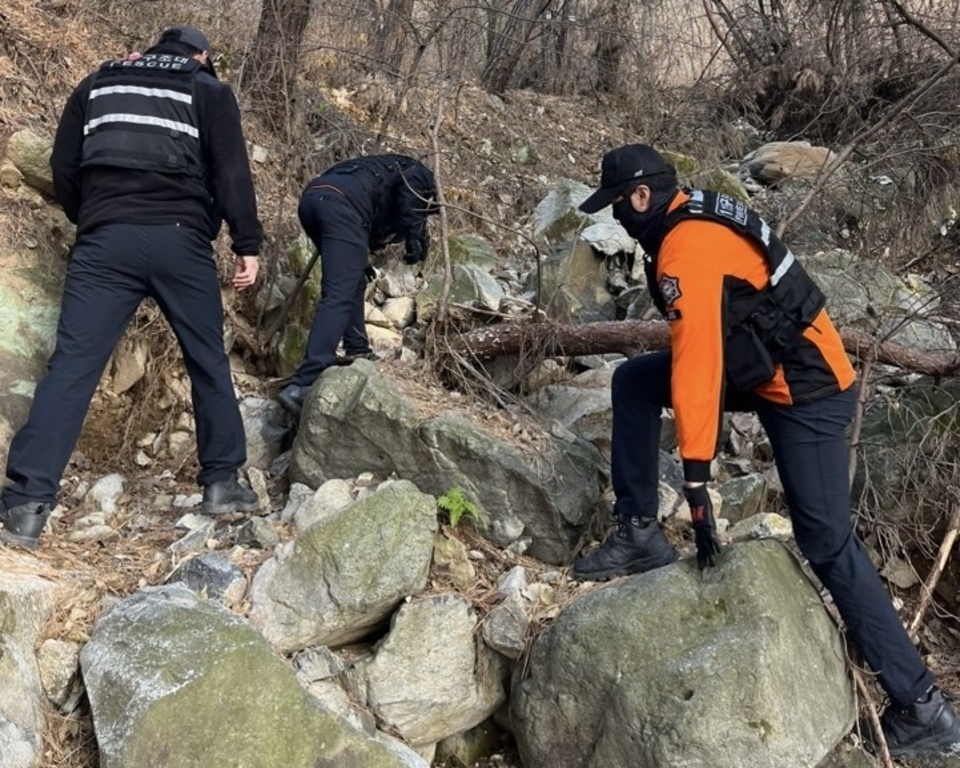▲ 지난 20일 오후 5시48분쯤 인천 계양구 계양산에서 “계양산 외진 곳에 있는데 살려달라”는 내용의 119 신고가 접수돼 소방 당국과 경찰 등이 사흘째 수색에 나섰다. /사진제공=인천소방본부