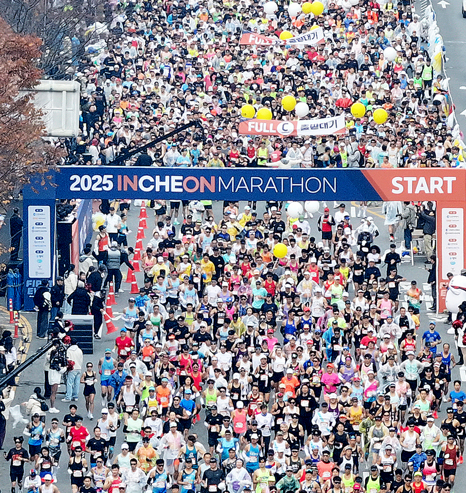 ▲ 23일 인천에서 열린 ‘2025 인천마라톤’에 참가한 러너들이 출발선을 통과하며 힘찬 레이스를 시작하고 있다. /양진수 기자 photosmith@incheonilbo.com