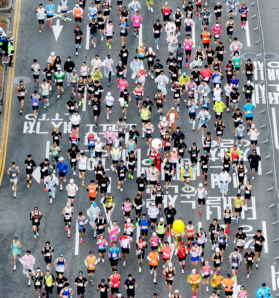 ▲ 23일 열린 ‘2025 인천마라톤’에 참가한 러너들이 코스를 힘차게 달리고 있다. /양진수 기자 photosmith@incheonilbo.com