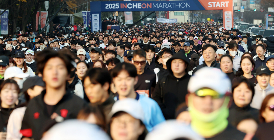 ▲ 23일 열린 ‘2025 인천마라톤’에 참가한 러너들이 코스를 힘차게 달리고 있다. /양진수 기자 photosmith@incheonilbo.com