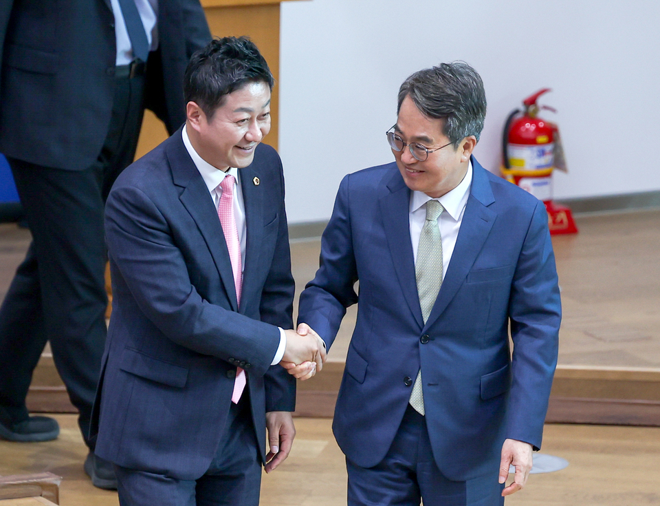 ▲ 김동연 지사가 6일 오전 수원시 영통구 경기도의회 본회의장에서 열린 제387회 정례회 제3차 본회의에서 김진경 경기도의회 의장과 인사를 나누고 있다./전광현 기자 maggie@incheonilbo.com