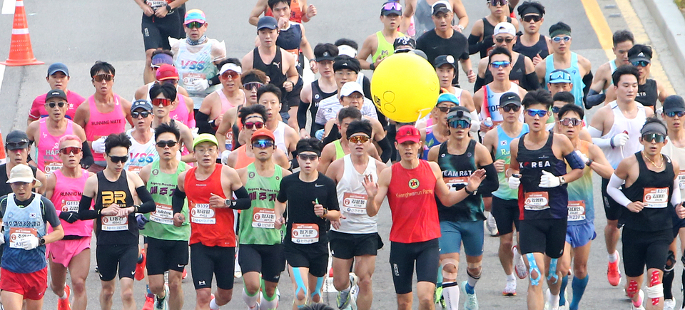 ▲ 23일 인천 미추홀구 문학경기장에서 열린 ‘2025 인천마라톤’에 참석한 마라토너들 페이스 메이커와 함께 연수구 일대를 질주하고 있다. / 박준엽 수습기자 jun010209@incheonilbo.com