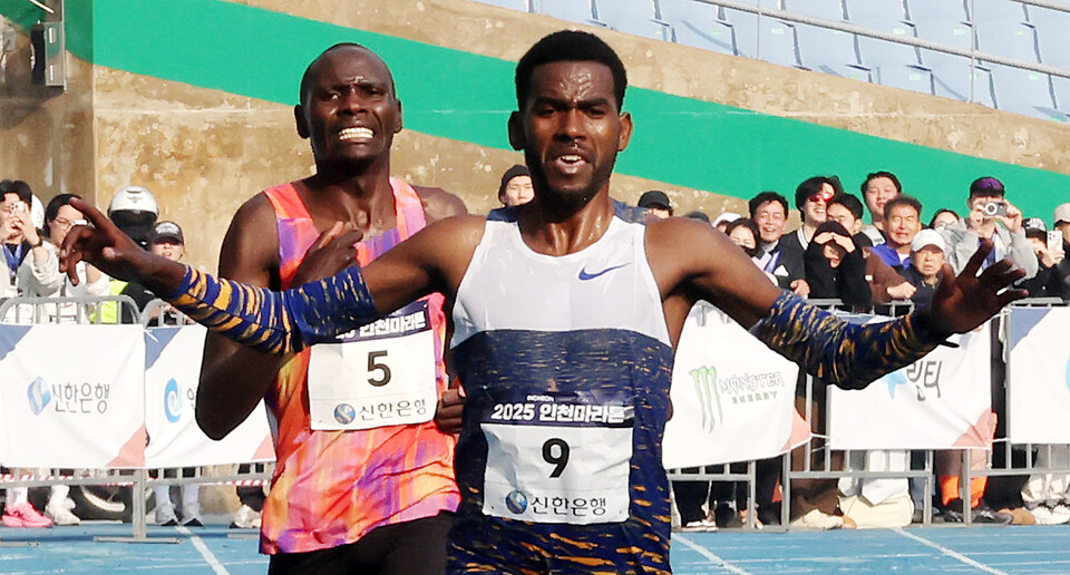 ▲ 23일 인천 미추홀구 문학경기장에서 열린 '2025 인천마라톤' 국제부 엘리트 남자부문 에티오피아 게르바 베아타 디바바 선수가 피니쉬 라인을 통과하고 있다. /이재민 기자 leejm@incheonilbo.com