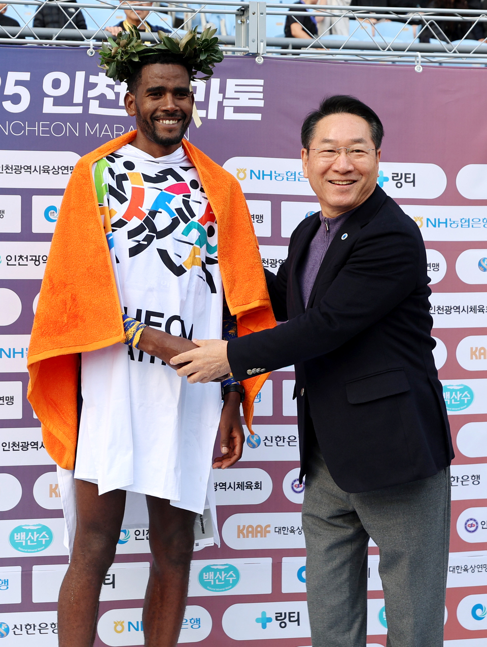 ▲ 23일 인천 미추홀구 문학경기장에서 열린 &#39;2025 인천마라톤&#39;에 참석한 유정복 인천시장이 엘리트 국제부 남자부문 우승 선수와 기념촬영을 하고 있다. /이재민 기자 leejm@incheonilbo.com