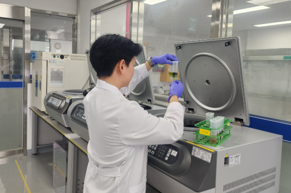 ▲ 인천시 보건환경연구원에서 식재료를 대상으로 잔류 농약 분석이 실시되고 있다. /사진제공=인천시 보건환경연구원