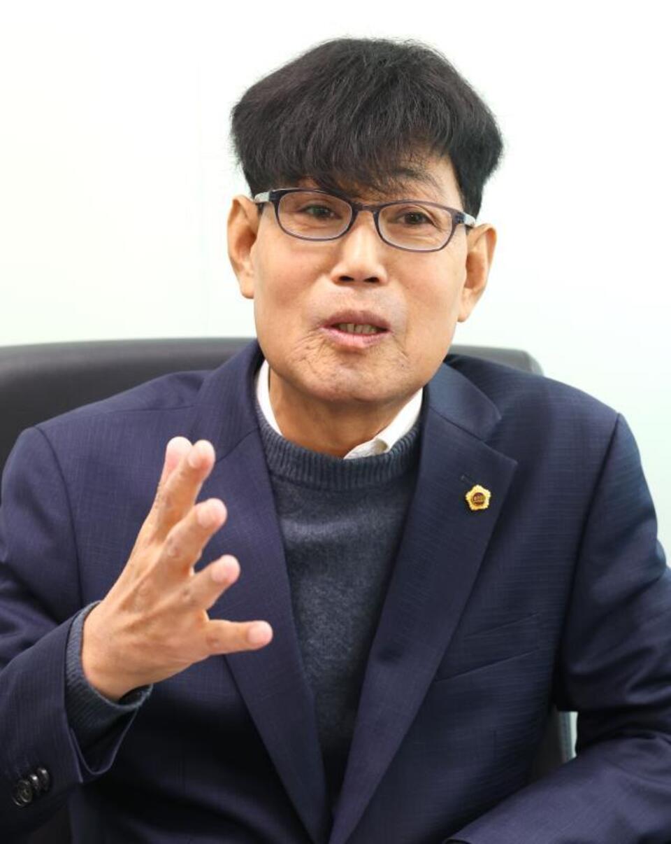 ▲ 양운석 도의회 예산결산특별위원장이 인천일보와 인터뷰하는 모습. /사진제공=경기도의회