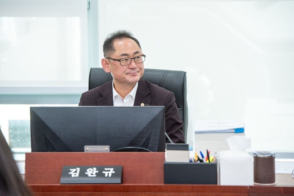 ▲ 김완규 경기도의원이 복지국을 상대로 질의를 하는 모습./사진제공=경기도의회