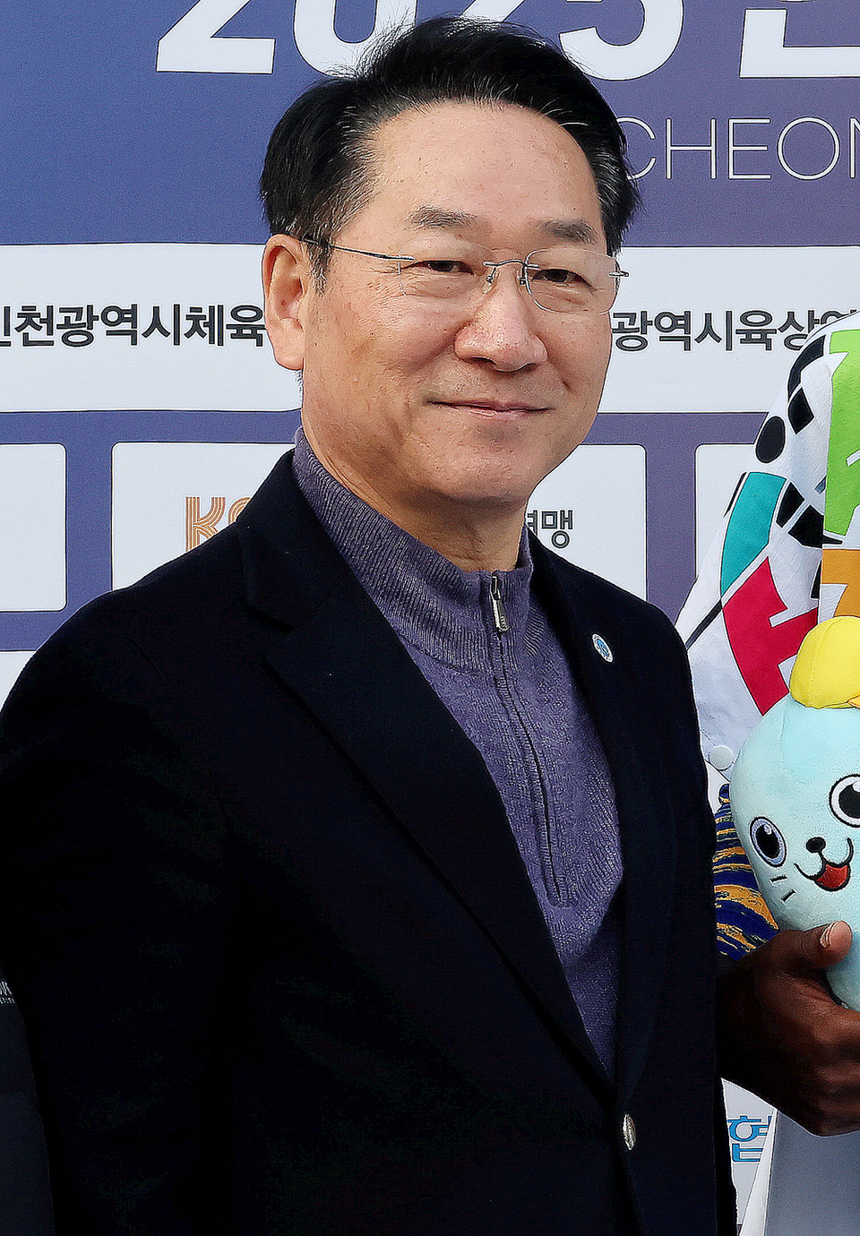 ▲ 23일 인천 미추홀구 문학경기장에서 열린 '2025 인천마라톤'에 참석한 유정복 인천시장이 엘리트 국제부 남자부문 우승 선수와 기념촬영을 하고 있다. /이재민 기자 leejm@incheonilbo.com