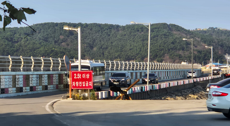 ▲ 19일 오전 인천 옹진군 연평도 당섬 선착장을 오가는 차량들이 좁은 길목을 지나다니고 있다./안지섭 기자 ajs@incheonilbo.com
