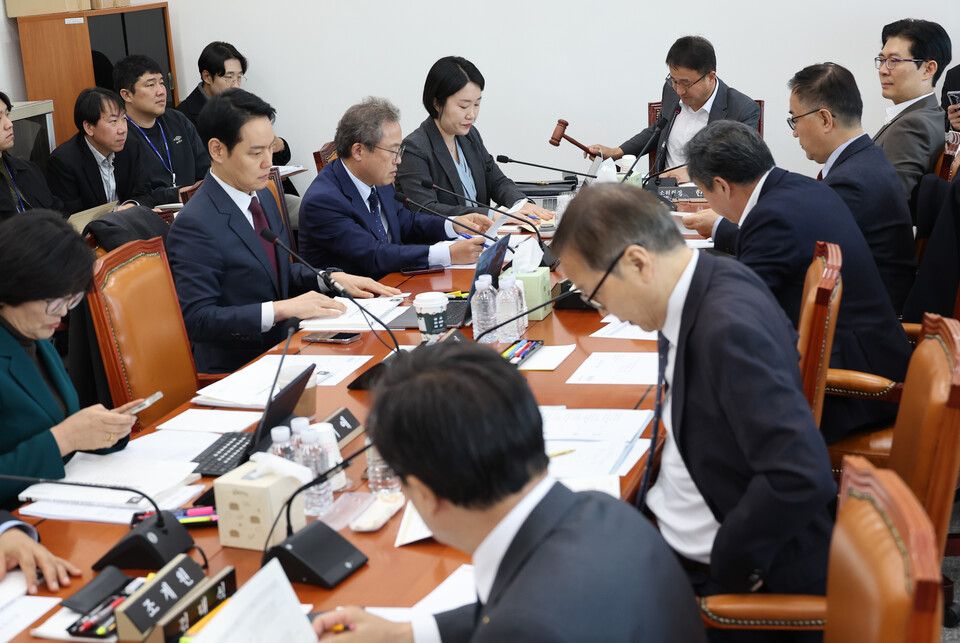 ▲ 21일 서울 여의도 국회에서 열린 예산결산특별위원회 예산안 조정소위원회에서 한병도 소위원장이 회의를 주재하고 있다. /연합뉴스