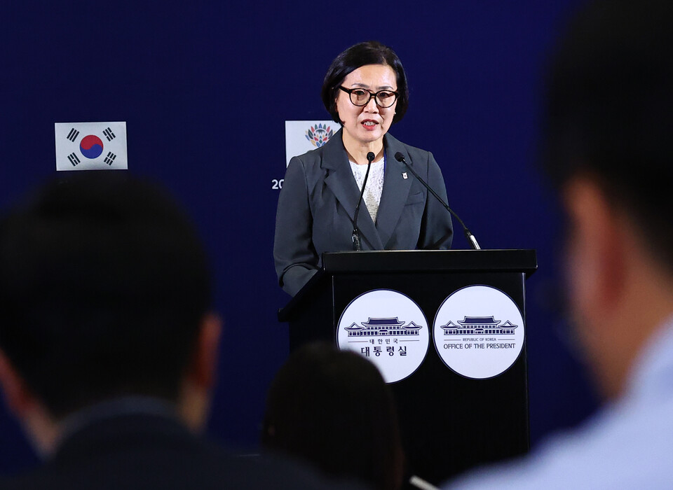 ▲오현주 국가안보실 제3차장이 23일(현지시간) 남아프리카공화국 요하네스버그의 한 호텔에 마련된 한국 취재단 기자실에서 G20 정상회의 관련 브리핑을 하고 있다. /연합뉴스