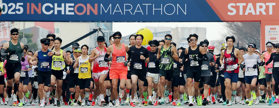 ▲ 23일 인천 미추홀구 문학경기장에서 열린 ‘2025 인천마라톤’에 참석한 마라토너들이 힘차게 출발하고 있다. / 양진수 기자 photosmith@incheonilbo.com