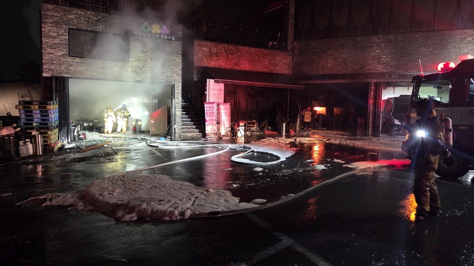 ▲ 23일 밤 양주 고암동의 한 카센터에서 불이 나 소방대원들이 진압하고 있다./사진제공=양주소방서