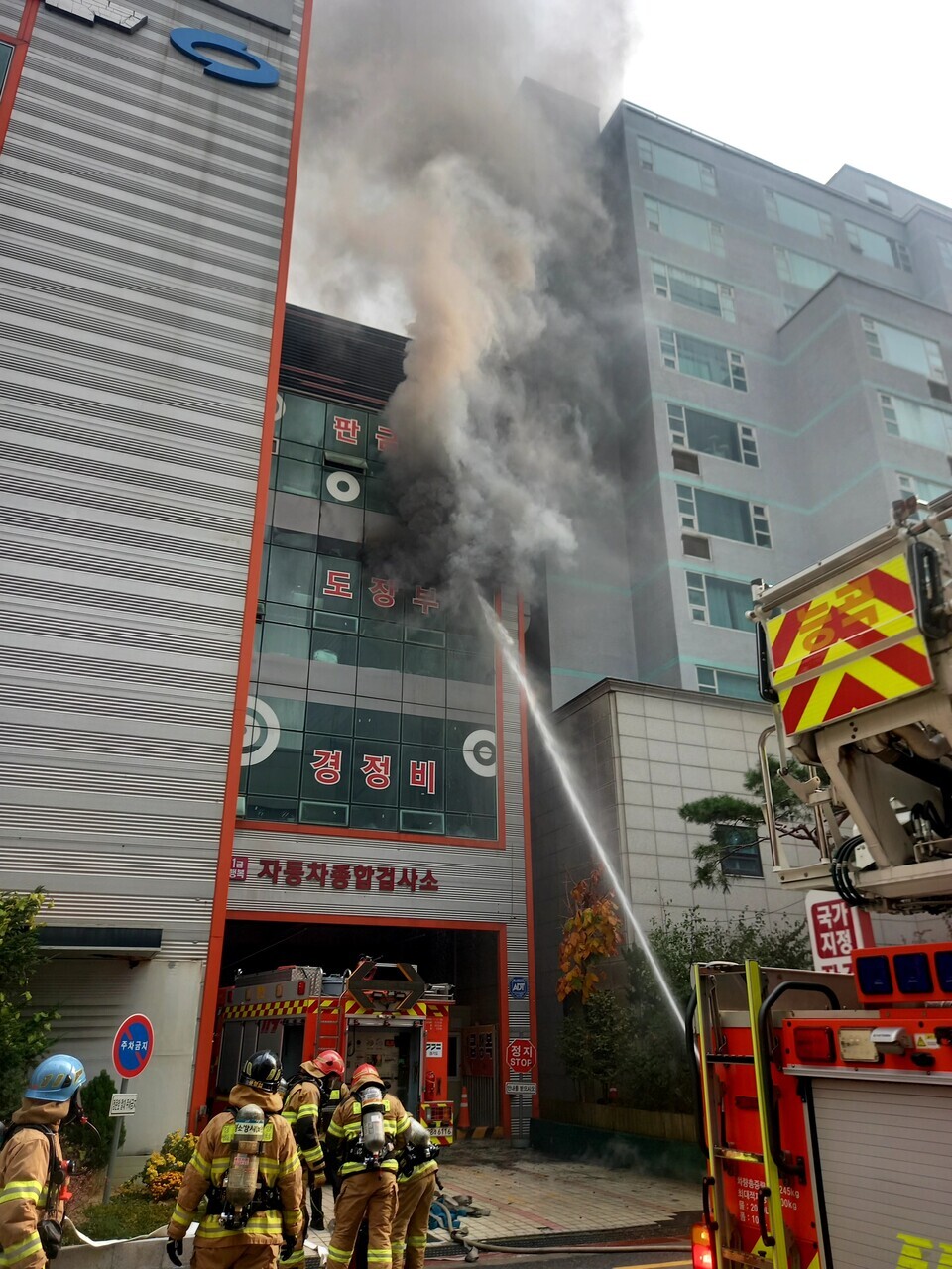 ▲ 고양시 덕양구의 한 자동차정비공장에서 불이 나 화재 진압중이던 소방관이 심정지상태로 쓰러져 병원으로 이송됐다. /사진제공=북부소방재난본부