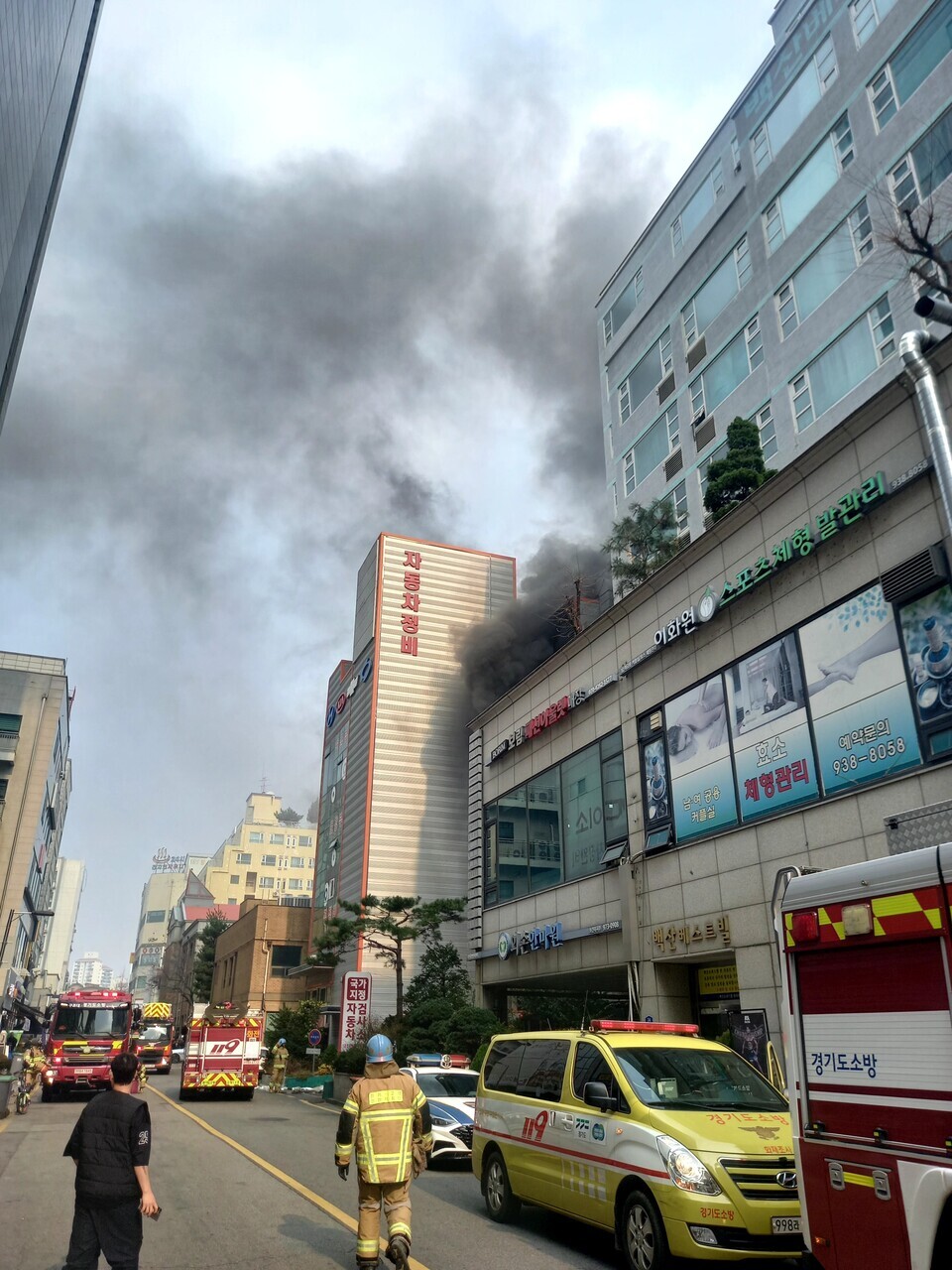 ▲ 40대 소방공무원이 24일 불이 난 고양시 덕양구의 한 자동차정비공장에 출동해 화재를 진압하던 중 심정지 상태로 쓰러지는 사고가 났다. /사진제공=북부소방재난본부