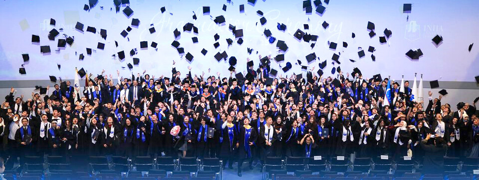 ▲ 타슈켄트 인하대학교 학위 수여식에서 학위를 받은 학생들이 학사모를 던지고 있다. /사진제공=인하대