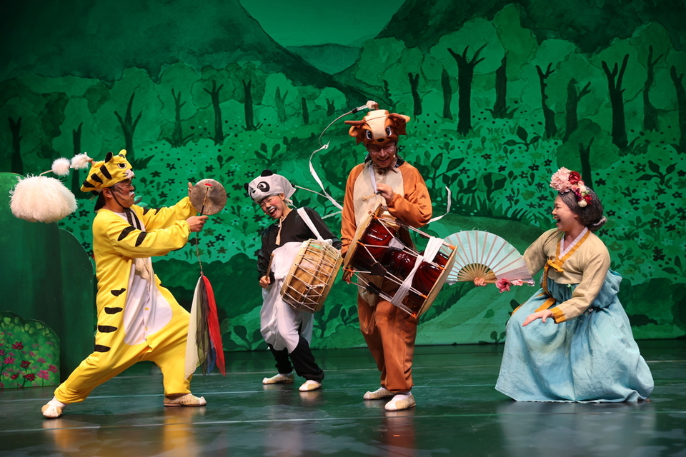 ▲ 브라질 초청으로 상파울루에서 공연한 전통연희단 잔치마당의 '금다래꿍'.