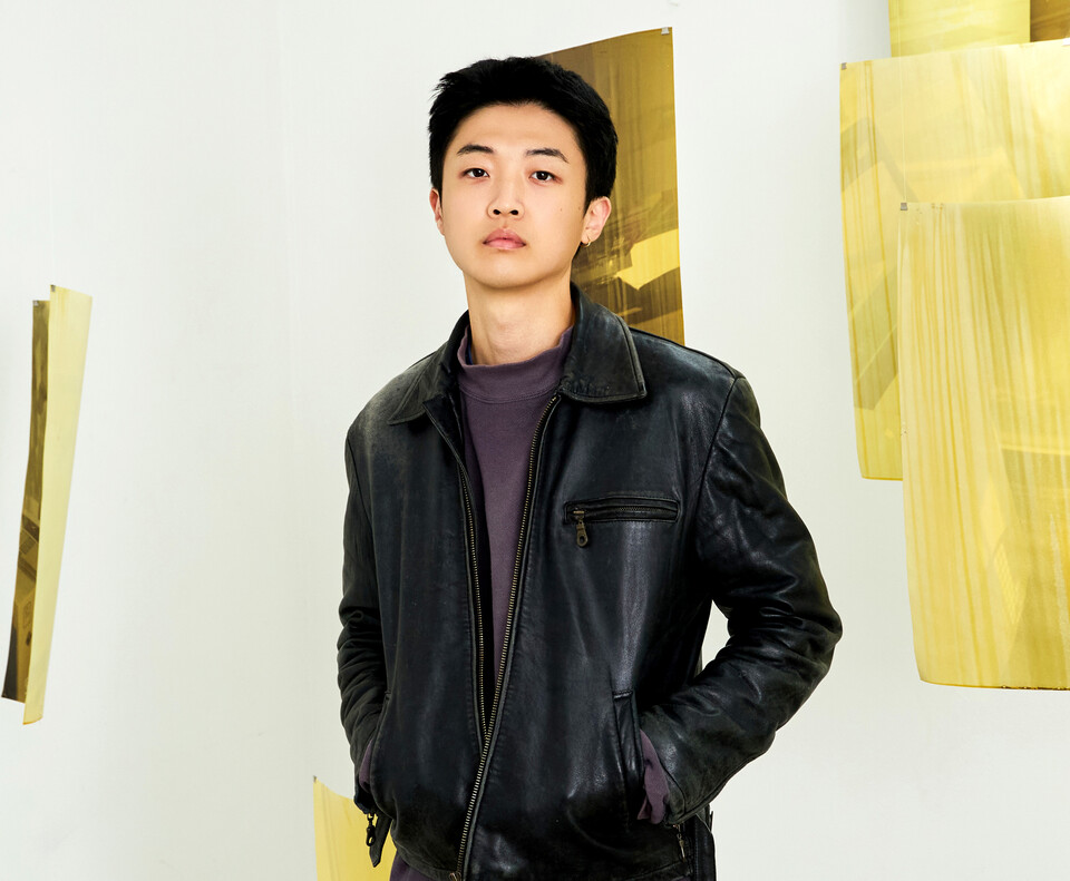 ▲ 강지웅 작가가 인천아트플랫폼 작업실에 전시된 자신의 작품 사이에 서 있다. 그는 사진을 물속이나 갯벌에 담가 변형되는 과정을 통해 시간의 흔적을 담는 작업을 이어오고 있다.  /사진제공=인천아트플랫폼