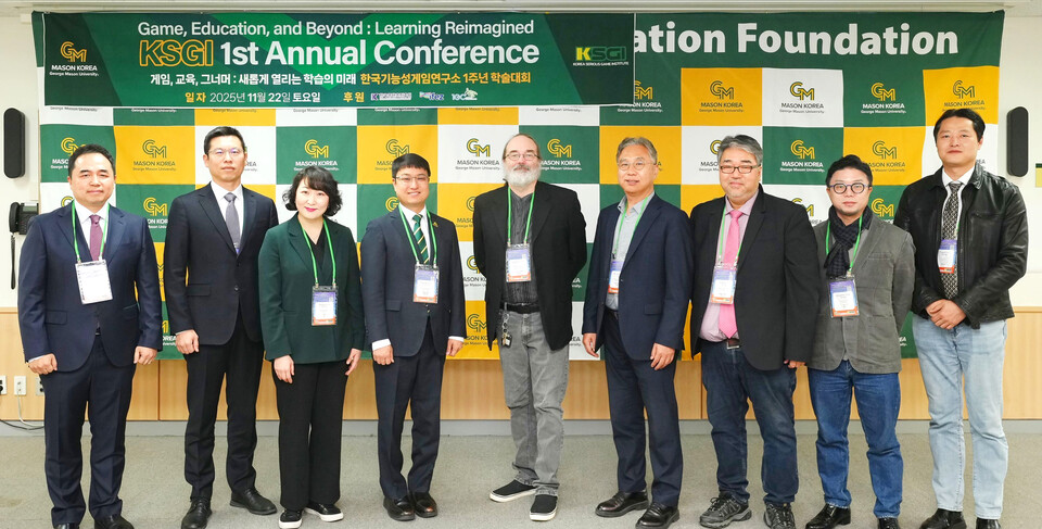 ▲조지메이슨대학교 한국캠퍼스가 지난 22일 한국기능성게임연구소(KSGI)가 설립 1주년을 맞이해 초럼을 개최한 가운데, 관계자들이 기념 촬영을 하고 있다. /사진제공=조지메이슨대 한국캠퍼스