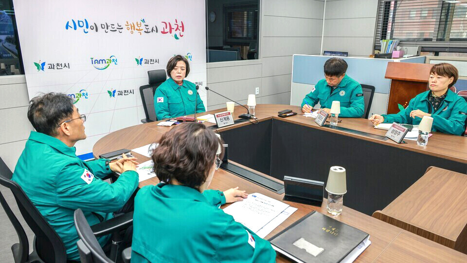 ▲ 신계용 과천시장이 24일 수돗물 깔따구 유충 발견과 관련한 비상대책본부 회의를 주재하고 있다. 시는 유충 발견 19일 만인 이날 상황 종료를 공식 선언했다. /사진제공=과천시