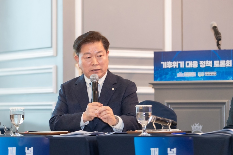 ▲ 박승원 광명시장이 24일 서울 여의도 켄싱턴호텔에서 열린 ‘국가와 지방이 함께하는 탄소중립 실현, 기후위기 대응 정책 토론회’에 참석해 지방정부 기후 분권의 필요성에 대해 말하고 있다. /사진제공=광명시