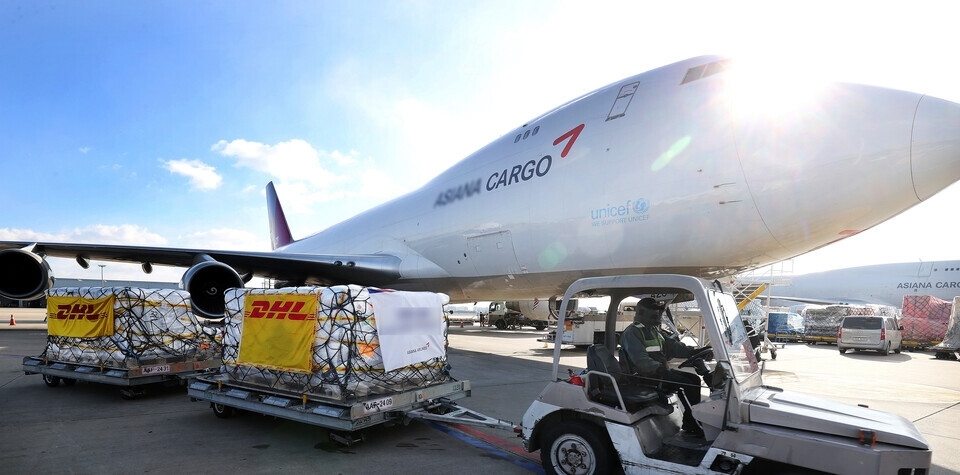 ▲ 인천공항에서 화물을 싣는 국적기 모습./인천일보 DB