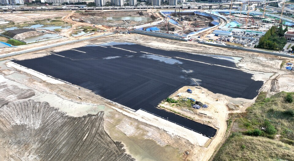 ▲ 인천시 미추홀구 학익동 옛 동양제철화학(현 OCI) 폐석회 매립시설은 내년 6월 최종 복토가 완료돼 유원지 조성이 본격화할 전망이다. /이재민 기자 leejm@incheonilbo.com