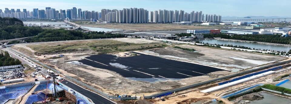 ▲ OCI 유원지는 송도석산(사진 왼쪽 위 녹지) 너머 iH와 LH 등 공공기관이 추진하는 ‘송도석산 주변’과 에코브릿지로 연결될 예정이다. /이재민 기자 leejm@incheonilbo.com