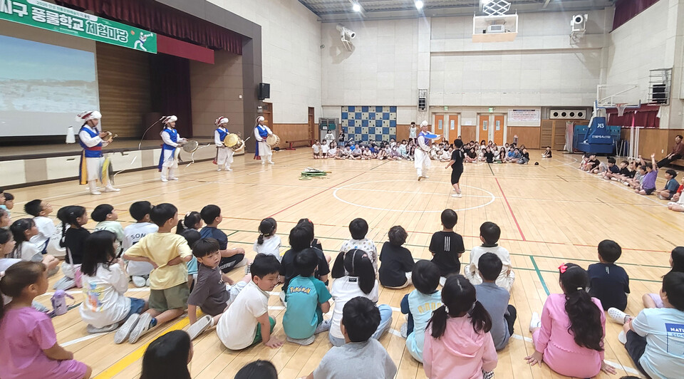 ▲ 얼씨구 풍물학교에서 학생들이 공연을 보고 있다./사진제공=안성교육지원청