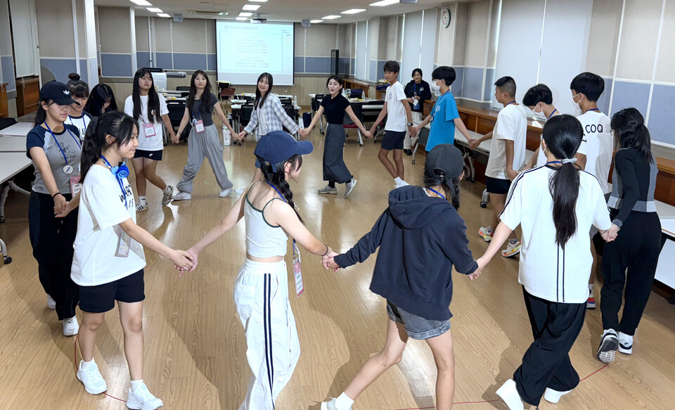 ▲ 절씨구 민요학교 국제교류 프로그램에서 학생들이 활동하고 있다./사진제공=안성교육지원청