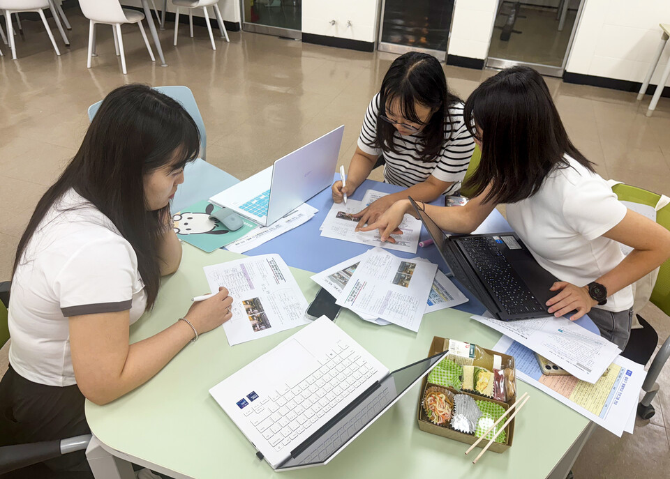 ▲ 메타버스 플랫폼 구축 시나리오를 위해 학생들이 회의를 진행하고 있다./사진제공=안성교육지원청