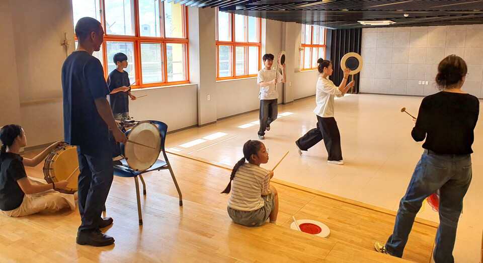 ▲ 얼씨구 공유마당 바우덕이 풍물 프로그램에 학생들이 연습하고 있다./사진제공=안성교육지원청