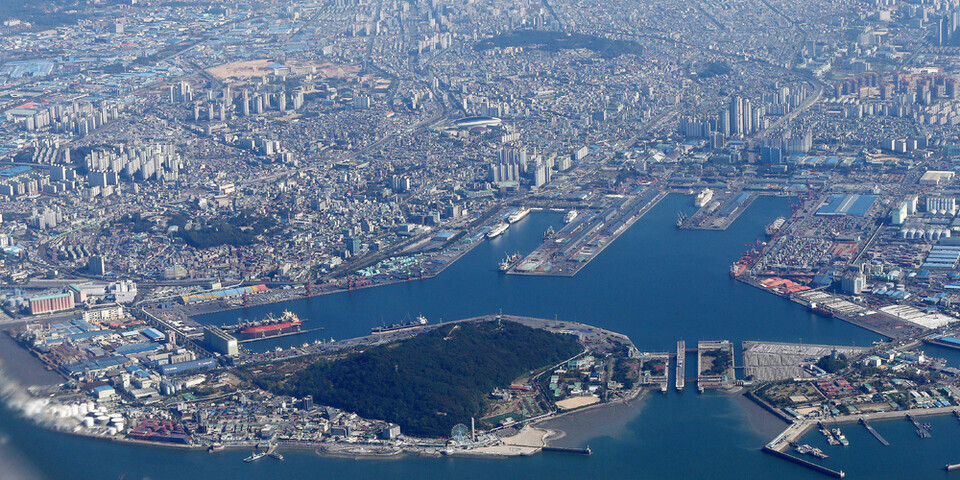 ▲ 수도권 물류 중심지 인천내항 모습. 항만 뒤편에는 산업단지 등이 형성돼 있다. /인천일보DB
