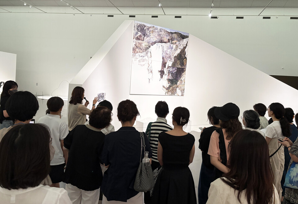 ▲ 경기도미술관의 작은 것으로부터 큐레이터 투어 모습./사진제공=경기문화재단