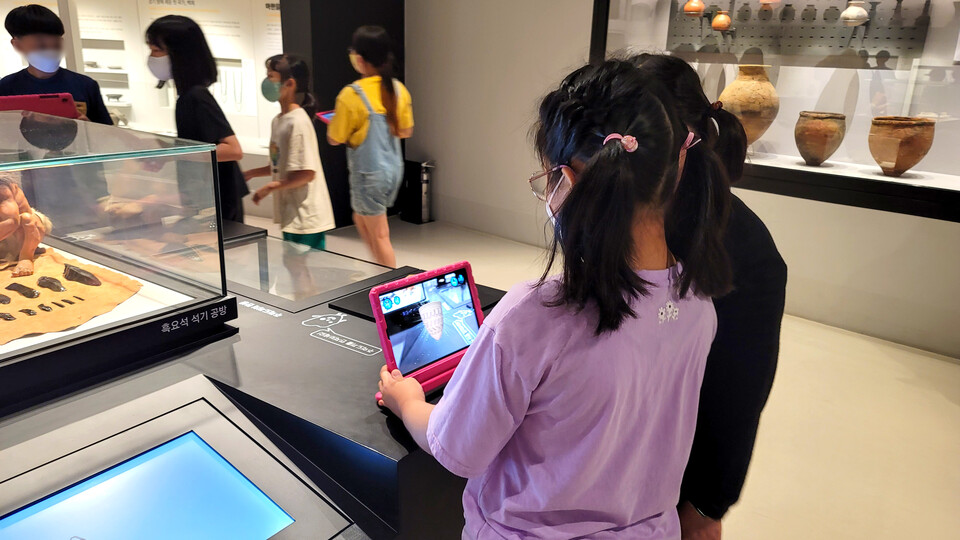 ▲ 경기도박물관의 경기 천년 시간 수호대 미래로 전시 모습./사진제공=경기문화재단