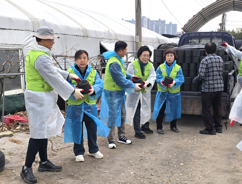 ▲ 김필례(좌측 네번째) 한국숲사랑 총연합회 경기지역 총재가 회원들과 함께 어려운 이웃에 온기를 전하는 사랑의 연탄을 전달하고 있다. /사진 제공=한국숲사랑 경기지역