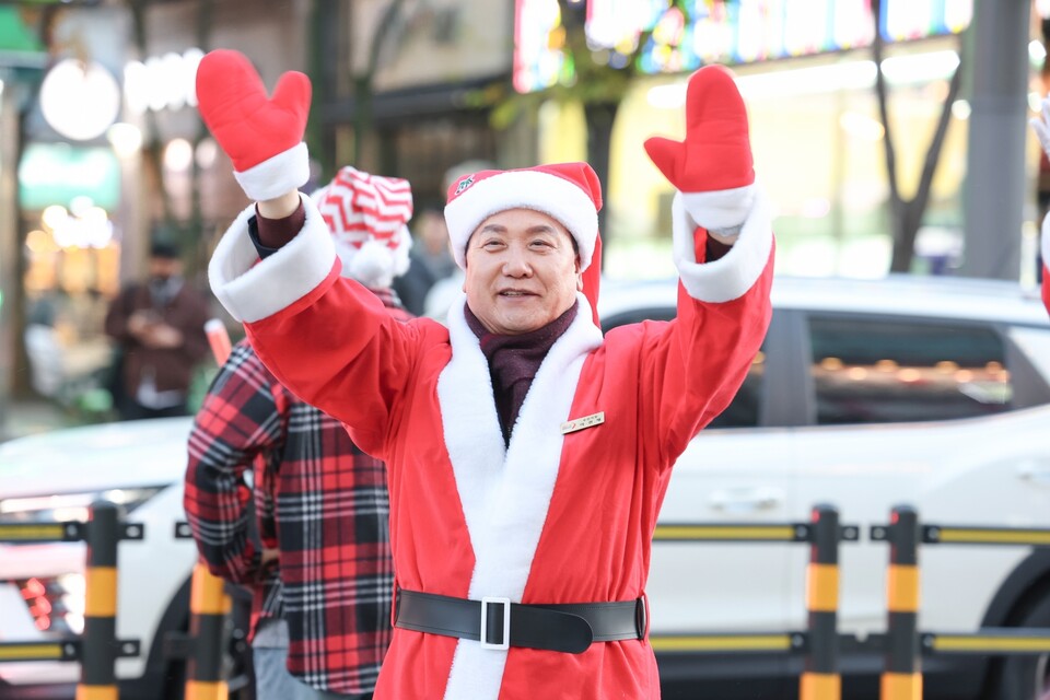 ▲ 이권재 오산시장이 산타 복장으로 인사하는 모습./사진제공=오산시