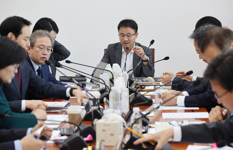 ▲ 21일 서울 여의도 국회에서 열린 예산결산특별위원회 예산안 조정소위원회에서 한병도 소위원장이 회의를 주재하고 있다. /연합뉴스