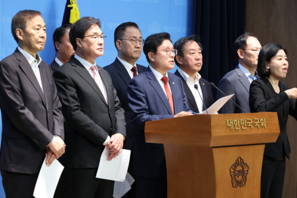 ▲ 박형수 의원 등 국민의힘 소속 예결특위 위원들이 24일 서울 여의도 국회 소통관에서 지역 상품권 예산, 대통령실 특활비 예산 등에 대한 삭감과 내집마련 특별대출 등 예산 증액을 요구하는 기자회견을 하고 있다. /연합뉴스