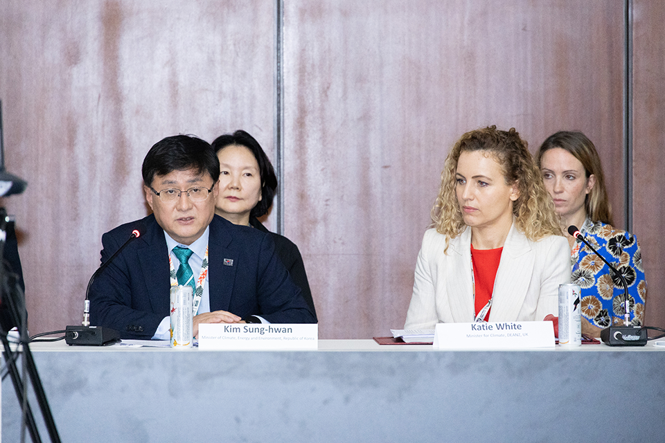 ▲김성환 기후에너지환경부 장관이 지난 17일(현지시각) 브라질 벨렝에서 제30차 유엔기후변화협약당사국총회(COP30) 부대행사로 탈석탄동맹(PPCA) 등이 주관한 ‘청정에너지 전환 가속화 이니셔티브’에 참석해 탈석탄동맹 동참 선언을 하고 있다. /사진제공=기후에너지환경부