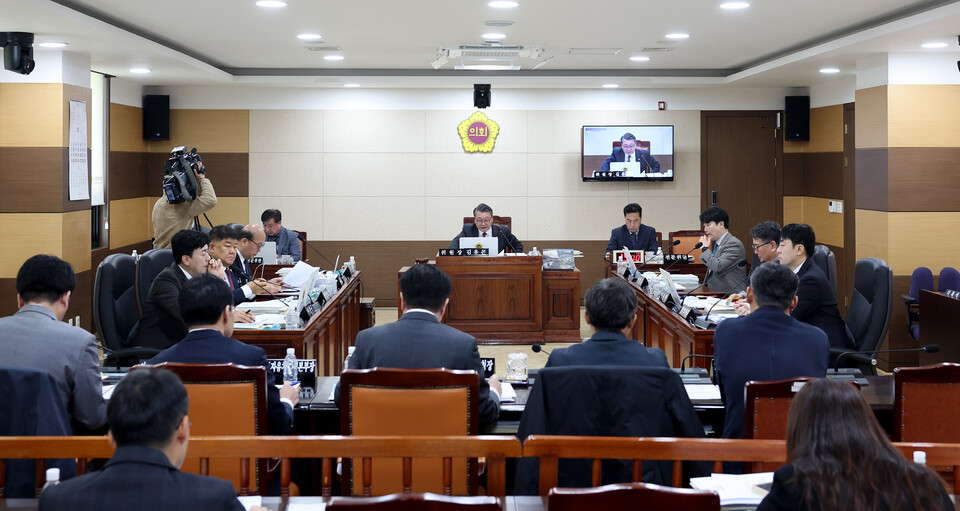 ▲ 인천시의회 제305회 제2차 정례회 제1차 산업경제위원회 회의가 24일 산업경제위원회 회의실에서 열렸다. /사진제공=인천시의회