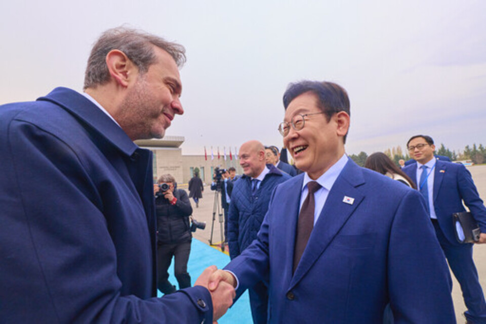 ▲ 튀르키예를 국빈 방문한 이재명 대통령이 24일(현지시간) 앙카라 에센보아 국제공항에 도착해 영접 나온 알파슬란 바이락타르 튀르키예 에너지천연자원부 장관과 인사하고 있다. /연합뉴스