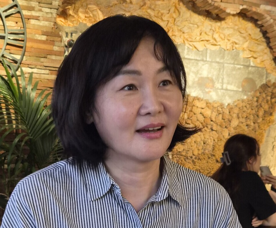 ▲ 자신의 작품 세계를 설명하는 김진 작가.