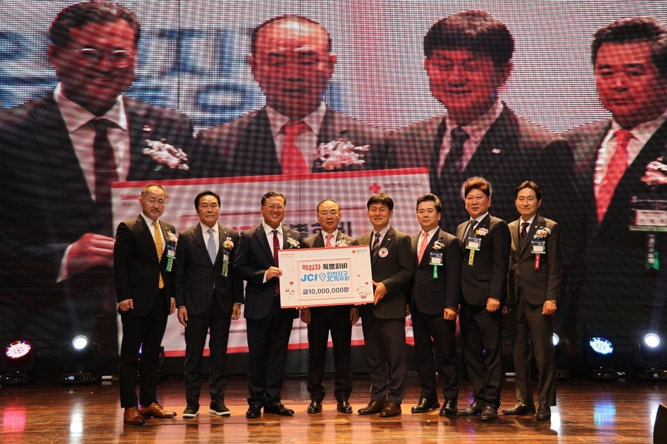 ▲ 최근 인천지구JC특우회는 ‘제35차 인천지구JC특우회 우정의 날’을 맞아 대한적십자사 인천지사에 적십자 특별회비 1000만원을 전달한 후 기념촬영하고 있다. /사진제공=대한적십자사 인천지사