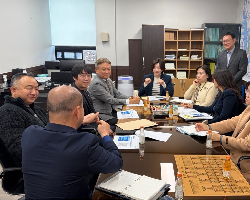 ▲ 인천 서구의회 장문정(국, 청라1·2동) 복지도시위원장이 지난 21일 인천농아인협회서구지회와 간담회를 갖고, 서구 지역 내 수어통역센터 설치 필요성 등을 논의했다. /사진제공=서구의회