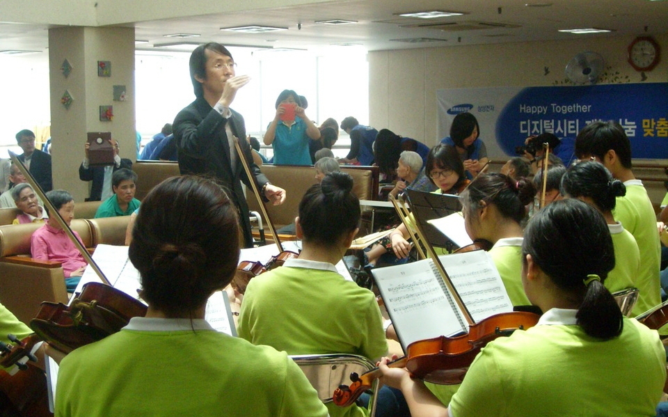 ▲꿈쟁이오케스트라가 수원시립노인전문요양원에서 어르신들을 위한 나눔 공연을 하고 있다. /사진제공=수원특례시