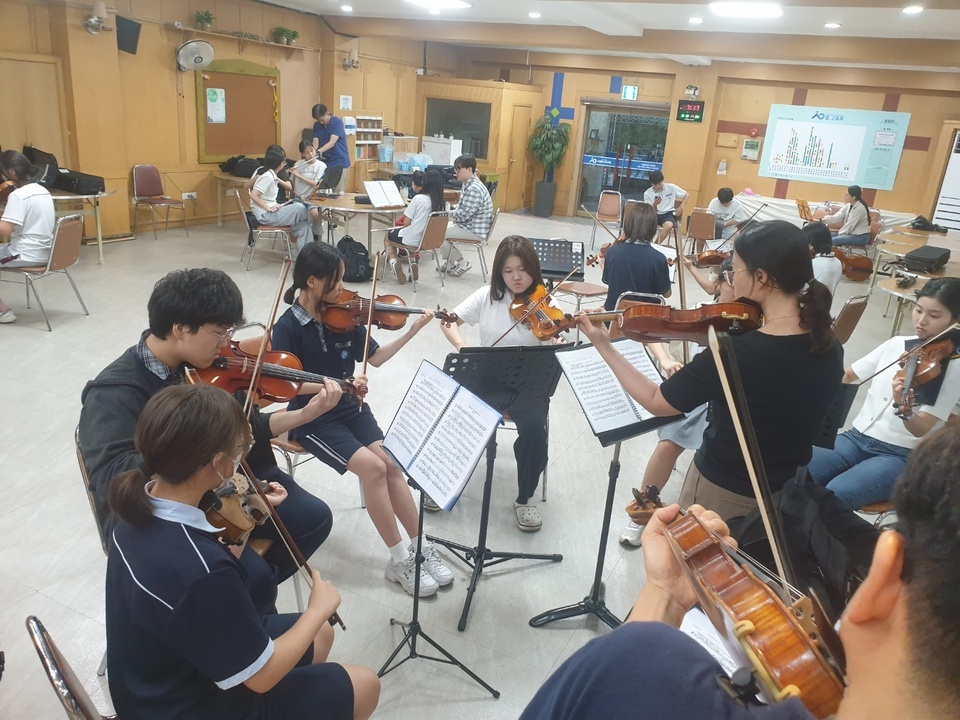 ▲팔달구청 대회의실에서 파트 연습을 하고 있는 꿈쟁이오케스트라 단원들 /사진제공=수원특례시