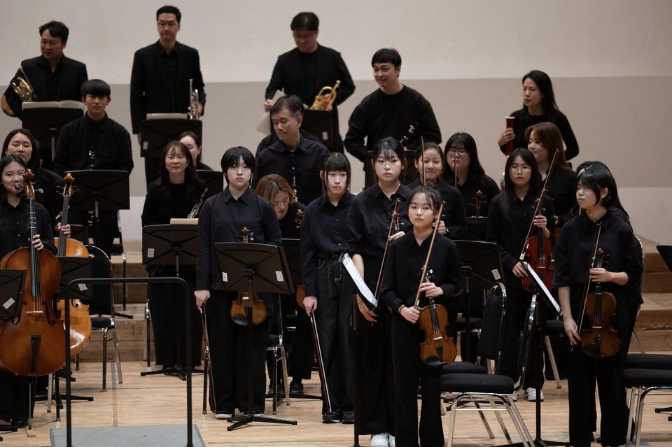 ▲지난 18일 오후 수원시청소년문화센터에서 열린 수원 꿈쟁이오케스트라 정기연주회에서 단원들이 인사하고 있다. /사진제공=수원특례시