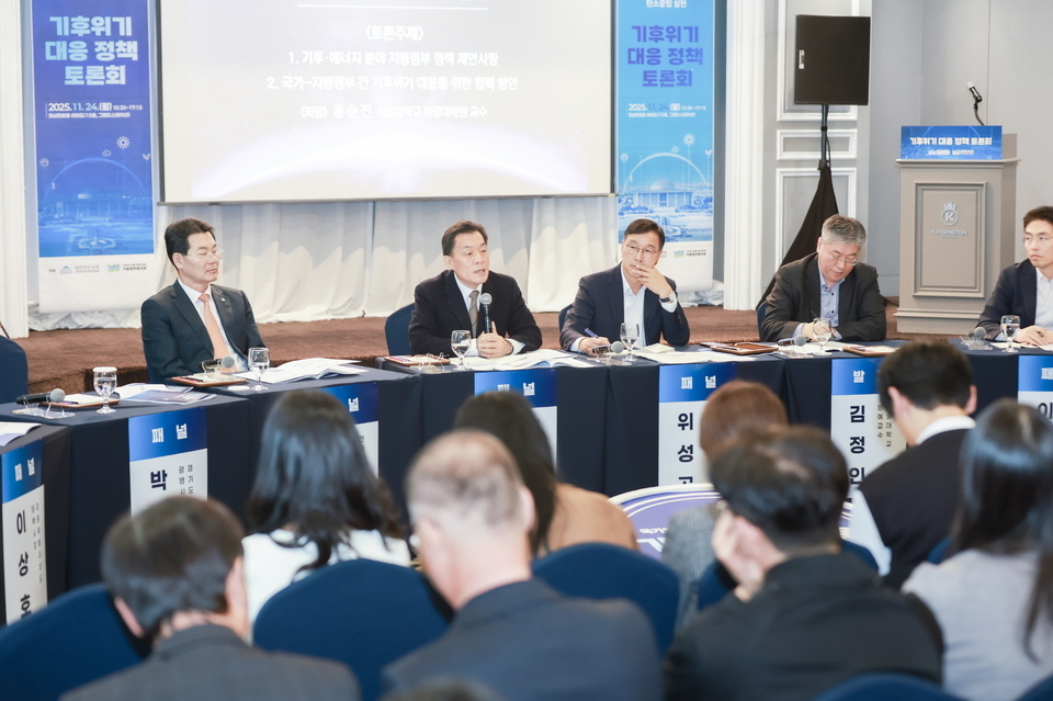 ▲ 이재준 수원특례시장이 기후위기 대응방안에 대해 발언하고 있는 모습. /사진제공=수원특례시